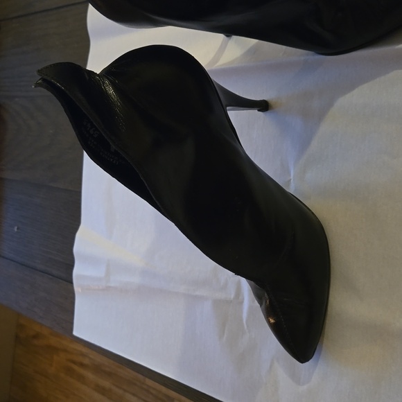 Vintage 1990's Bonjour Women's 4 inch heel Pointy Toe Ankle Boots, Size 7 1/2B - Picture 3 of 9